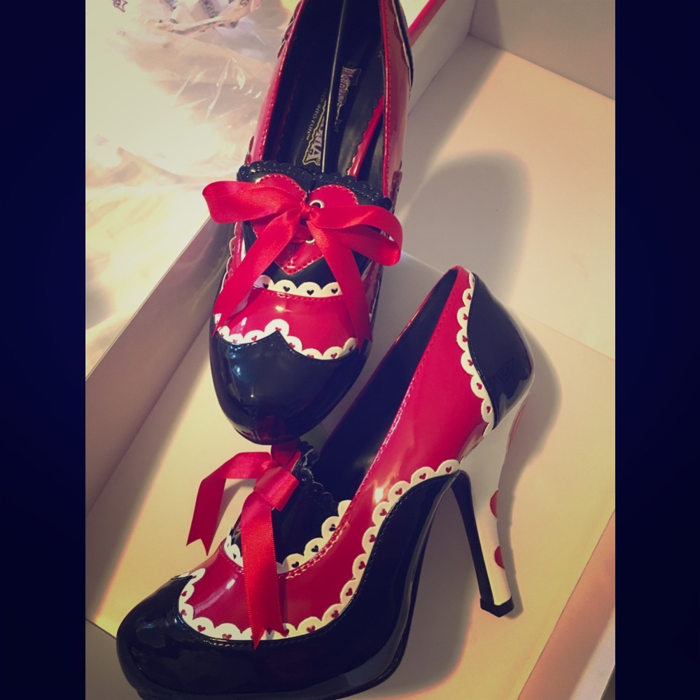 Queen of Hearts heels, NIB. Size 8-9.